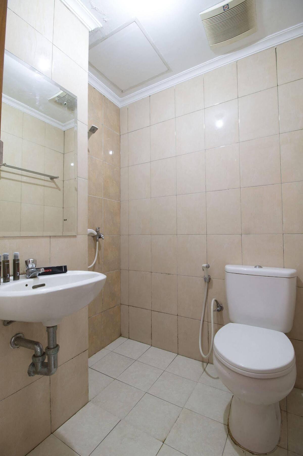 Reddoorz Apartment @ Margonda Residence Depok Buitenkant foto